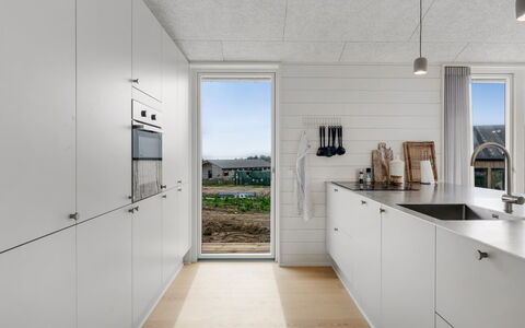 Pia - 350M from the Sea: Flooring, Holz, Fussboden, Küche, Countertop, Verbundwerkstoff, Holzboden, Fliese, Küchengerät