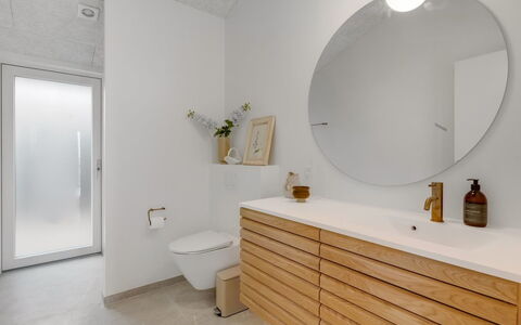 Pia - 350M from the Sea: Flooring, Wand, Armatur, Fussboden, Interior Design, Badezimmerschrank, Bad Sink, Sinken, Decke, Badezimmer