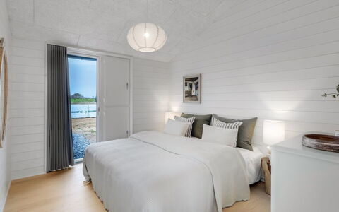 Pia - 350M from the Sea: Holz, Decke, Flooring, Fussboden, Schlafzimmer, Holzboden, Hartholz, Planke, Bedding, Bett
