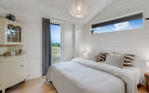 Pia - 350M from the Sea: Decke, Holz, Interior Design, Flooring, Schlafzimmer, Beleuchtung, Fussboden, Light Fixture, Bett, Zimmer