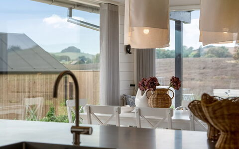 Pia - 350M from the Sea: Interior Design, Light Fixture, Decke, Countertop, Küche, Leuchter, Stuhl, Natürliches Material, Küche & Esszimmer Tisch, Zimmerpflanze