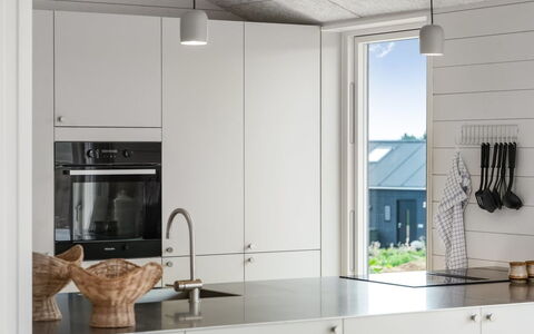 Pia - 350M from the Sea: Küche, Flooring, Countertop, Holz, Interior Design, Fussboden, Küchengerät, Decke, Light Fixture, Möbel
