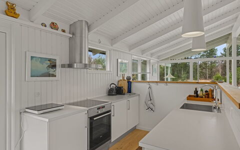Gudmunda - 300M from the Sea: Holz, Flooring, Küche, Decke, Interior Design, Countertop, Fussboden, Küchengerät, Haushaltsgerät, Major Appliance