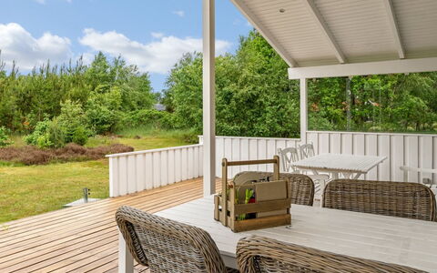 Gudmunda - 300M from the Sea: Holz, Veranda, Flooring, Fussboden, Zuhause, Holzboden, Deck, Hartholz, Decke, Holzbeize
