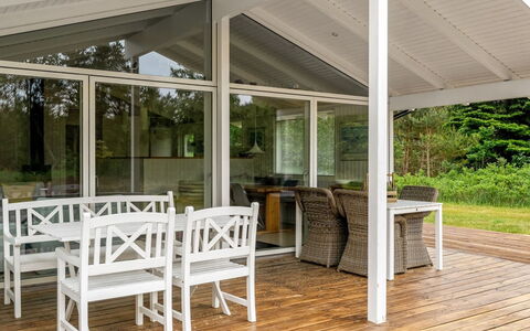 Gudmunda - 300M from the Sea: Holz, Veranda, Decke, Deck, Schatten, Hartholz, Holzbeize, Stuhl, Terrasse, Outdoor Struktur