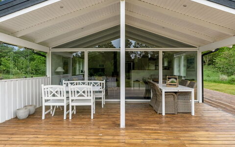Gudmunda - 300M from the Sea: Holz, Veranda, Decke, Fussboden, Tür, Schatten, Deck, Hartholz, Holzbeize, Planke