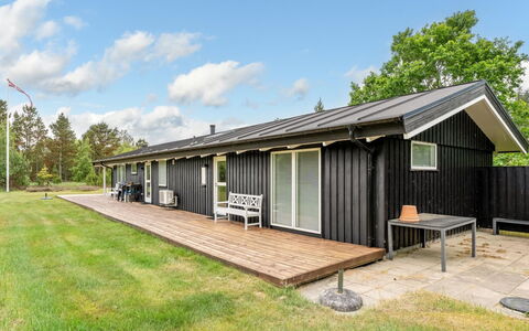 Gudmunda - 300M from the Sea: Zuhause, Dach, Haus, Tür, Hütte, Schatten, Garten, Ground, Veranda, Garten
