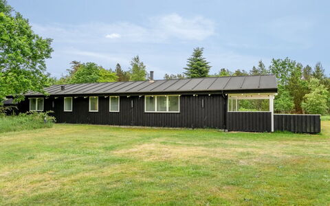 Gudmunda - 300M from the Sea: Zuhause, Dach, Haus, Tür, Hütte, Schatten, Garten, Ground, Veranda, Garten