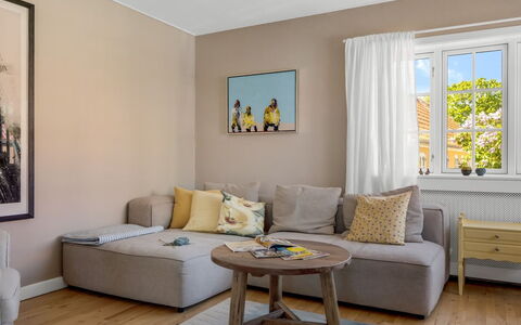 Annagrete - 300M from the Sea: Möbel, Interior Design, Flooring, Fussboden, Couch, Wand, Zimmer, Holz, Holzboden, Wohnzimmer