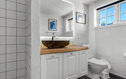 Annagrete - 300M from the Sea: Wand, Armatur, Badezimmer, Flooring, Interior Design, Fussboden, Sinken, Zapfhahn, Bad Sink, Installation