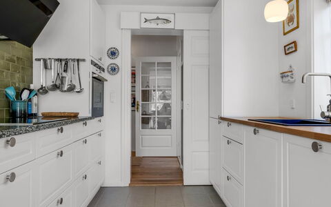Annagrete - 300M from the Sea: Küche, Cabinetry, Countertop, Küchengerät, Flooring, Interior Design, Major Appliance, Holz, Möbel, Fussboden