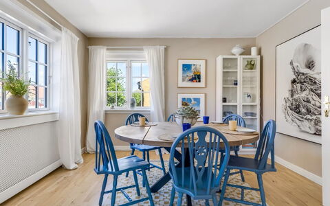 Annagrete - 300M from the Sea: Möbel, Interior Design, Flooring, Fussboden, Holz, Holzboden, Esszimmer, Decke, Stuhl, Tabelle