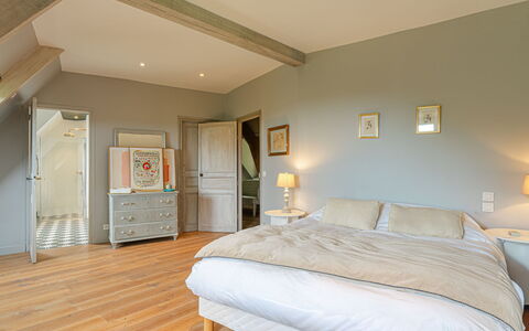 Le Chant D'Azif: Möbel, Bett, Interior Design, Schlafzimmer, Bedding, Flooring, Wand, Bettdecke, Fussboden, Holz