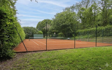 Le Chant D'Azif: Tennisplatz, Baum, Tennis, Grundstueck, Schatten, Garten, Racquet Sport, Landscaping