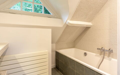 Le Chant D'Azif: Flooring, Wand, Interior Design, Holz, Fussboden, Armatur, Decke, Badewanne, Badezimmer, Installation