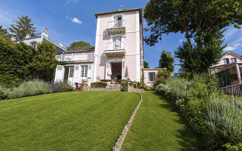 Maison Rose: Wohngebiet, Strauch, Zuhause, Haus, Garten, Estate, Rasen, Garten, Hütte, Landscaping