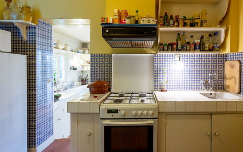 Maison Rose: Küchengerät, Küche, Major Appliance, Countertop, Herd, Interior Design, Herd, Gasherd, Haushaltsgerät, Flooring