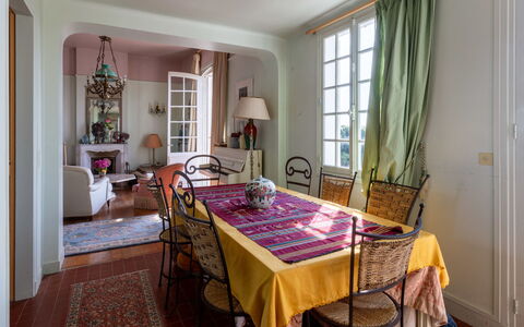 Maison Rose: Möbel, Interior Design, Stuhl, Flooring, Tabelle, Esszimmer, Holz, Fussboden, Küche & Esszimmer Tisch, Zimmer