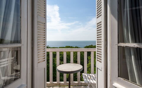 Maison Rose: Balkon, Veranda, Gartenmöbel, Baluster, Schatten, Geländer, Zaun, Deck