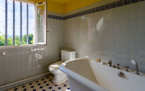 Maison Rose: Flooring, Fussboden, Armatur, Interior Design, Fliese, Badezimmer, Installation, Badewanne, Zapfhahn