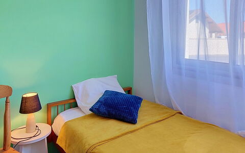 Aqua Riva: Bett, Schlafzimmer, Möbel, Wand, Interior Design, Fussboden, Bettdecke, Bedding, Holz, Flooring