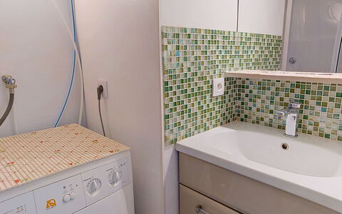 Aqua Riva: Flooring, Armatur, Interior Design, Fussboden, Badezimmer, Waschmaschine, Fliese, Zimmer, Wäschekammer, Installation