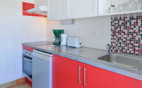 Aqua Riva: Küche, Countertop, Küchengerät, Major Appliance, Spüle, Sinken, Flooring, Armatur, Interior Design, Zapfhahn