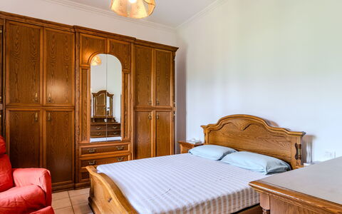 Casa Iolanda: Möbel, Schlafzimmer, Bett, Interior Design, Holz, Cabinetry, Flooring, Fussboden, Zimmer, Bettdecke