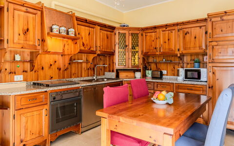 Casa Asia: Cabinetry, Küche, Möbel, Holz, Flooring, Interior Design, Küchengerät, Schrank, Countertop, Schublade