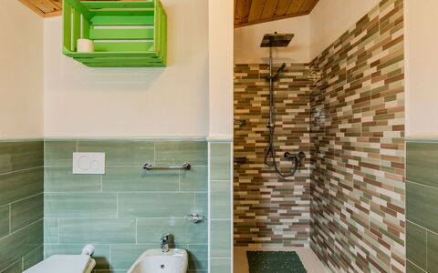 Casa Matilde: Flooring, Interior Design, Fussboden, Armatur, Fliese, Badezimmer, Verbundwerkstoff, Installation, Decke, Toilette