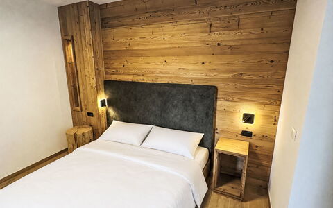 Vita Nova: Holz, Schlafzimmer, Bettrahmen, Wohnung, Bedding, Bett, Planke, Holzbeize, Hartholz, Bettdecke