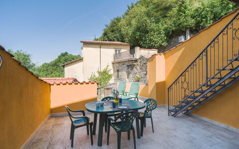 Casa Morgana: Wand, Fussboden, Zuhause, Wohnung, Balkon, Zimmerpflanze, Holzbeize, Blumentopf, Eco Hotel, Gartenmöbel
