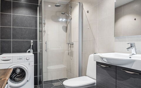 Strandpärlan: Flooring, Fussboden, Armatur, Interior Design, Sinken, Decke, Zapfhahn, Badezimmerschrank, Installation, Badezimmer
