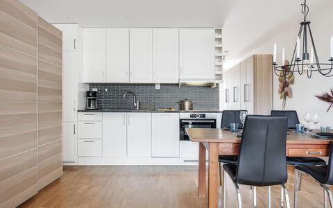 Strandpärlan: Möbel, Küche, Flooring, Interior Design, Countertop, Holzboden, Cabinetry, Küchengerät, Fussboden, Holz