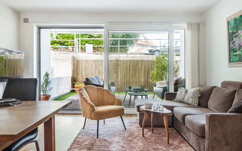 Strandpärlan: Möbel, Interior Design, Flooring, Couch, Fussboden, Wand, Wohnzimmer, Holz, Decke, Zimmer