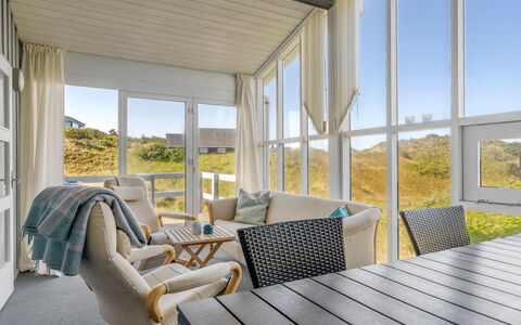 Elsamaria - 400M from the Sea: Holz, Möbel, Zuhause, Fussboden, Interior Design, Veranda, Stuhl, Hartholz, Schatten, Holzbeize