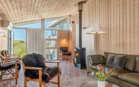 Elsamaria - 400M from the Sea: Holz, Decke, Interior Design, Möbel, Flooring, Fussboden, Zuhause, Light Fixture, Wohnzimmer, Couch