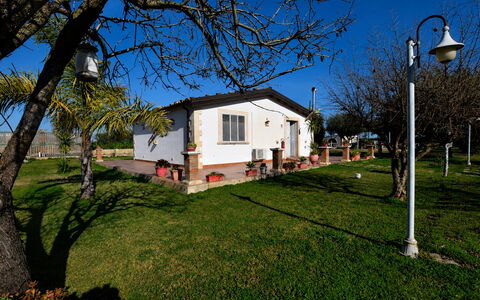 Villa Gertrude: Haus, Zuhause, Hütte, Rasen, Garten, Estate, Garten, Hinterhof, Landscaping