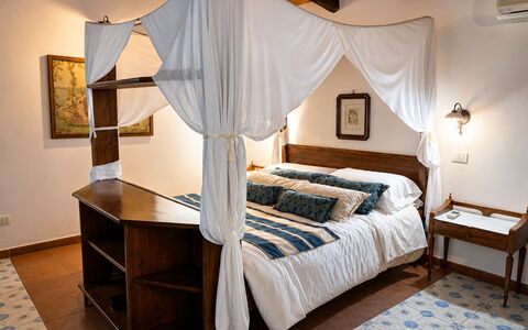 Villa Gertrude: Möbel, Bett, Schlafzimmer, Interior Design, Holz, Bedding, Fussboden, Linens, Zimmer, Textil