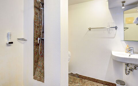 Kaprun 614: Wand, Armatur, Flooring, Fussboden, Interior Design, Badezimmer, Decke, Installation, Zapfhahn, Bad Sink