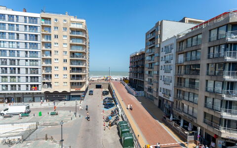 Zeewind Close to the Beach: Möbel, Interior Design, Flooring, Fussboden, Tabelle, Holz, Decke, Stuhl, Zimmer, Couch