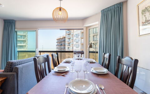 Zeewind Close to the Beach: Möbel, Interior Design, Flooring, Fussboden, Tabelle, Holz, Decke, Stuhl, Zimmer, Couch