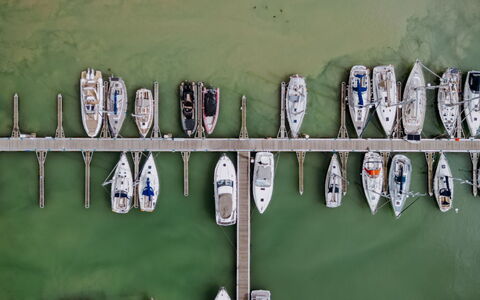 Zeewind Close to the Beach: Möbel, Interior Design, Flooring, Fussboden, Tabelle, Holz, Decke, Stuhl, Zimmer, Couch