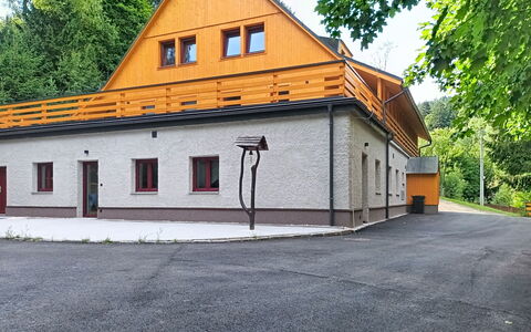 Hraničná: Möbel, Interior Design, Flooring, Fussboden, Tabelle, Holz, Decke, Stuhl, Zimmer, Couch