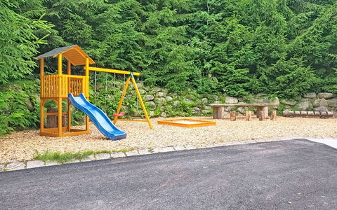 Hraničná: Möbel, Interior Design, Flooring, Fussboden, Tabelle, Holz, Decke, Stuhl, Zimmer, Couch