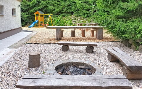 Hraničná: Möbel, Interior Design, Flooring, Fussboden, Tabelle, Holz, Decke, Stuhl, Zimmer, Couch