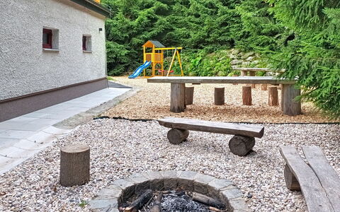 Hraničná: Möbel, Interior Design, Flooring, Fussboden, Tabelle, Holz, Decke, Stuhl, Zimmer, Couch