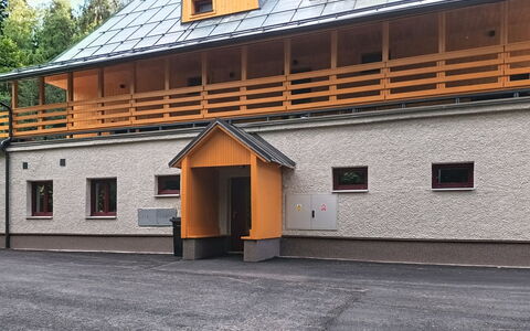 Hraničná: Möbel, Interior Design, Flooring, Fussboden, Tabelle, Holz, Decke, Stuhl, Zimmer, Couch