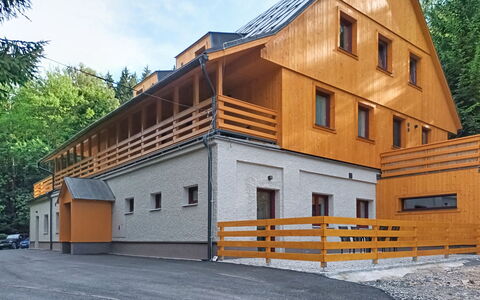 Hraničná: Möbel, Interior Design, Flooring, Fussboden, Tabelle, Holz, Decke, Stuhl, Zimmer, Couch