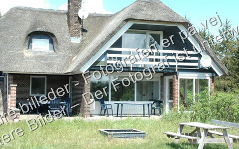 Gyrth - 2.8Km from the Sea: Möbel, Interior Design, Flooring, Fussboden, Tabelle, Holz, Decke, Stuhl, Zimmer, Couch